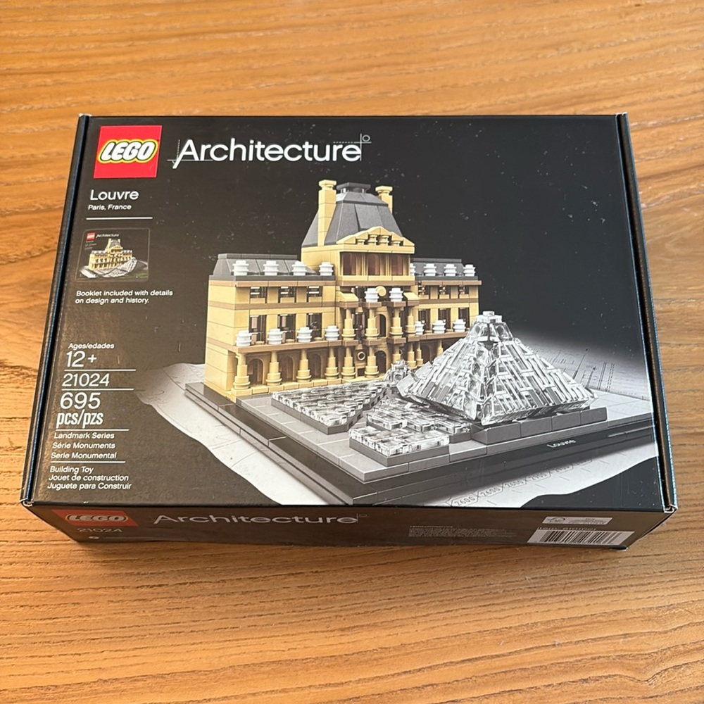 LEGO ARCHITECTURE LOUVRE NIB sealed!